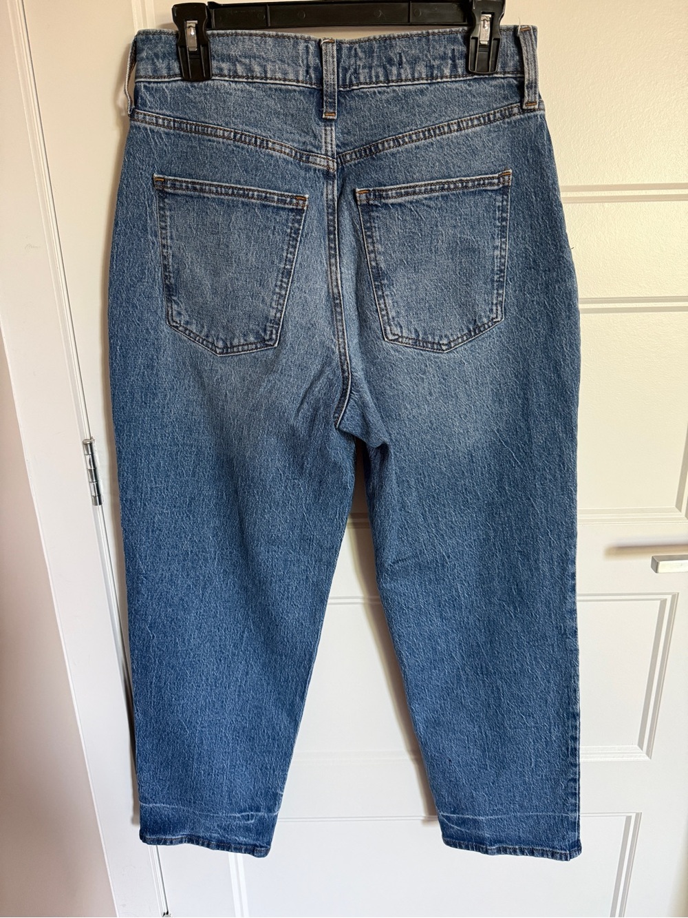 Universal Thread Women's Straight Leg Jeans in Light Blue Wash - Picture 3 of 4